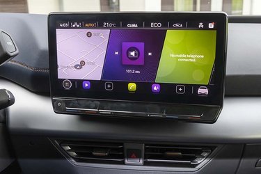 Skærmen i midten er lidt større end i VW ID.3 og rummer bl.a. navigation og styringen af varme- og ventilationsanlægget. Alle menuer er på dansk. Der er desuden trådløs opkobling af Apple CarPlay og Android Auto.