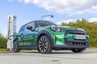 Rækkevidden er 190 km ved motorvejskørsel, og kombineret med langsom lynladning betyder det, at Mini Cooper SE ikke er velegnet til et stort kørselsbehov. 