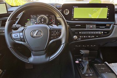 Instrumenthuset er delvist digitalt, men Lexus har valt at bruge en masse plads på en stor analog tankmåler og kølevandsmåler.