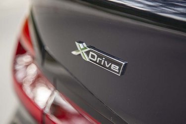 Det lille xDrive-skilt på bagklappen afslører, at BMW 545e har firehjulstræk.