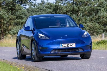 Tesla Model Y er endelig kommet til Danmark. Endnu fås den kun i en enkelt version til en halv million kroner.