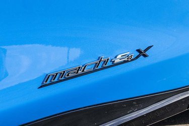 Mach-E 4X er næsten kodesprog og betyder, at bilen er en Mustang Mach-E med dynamisk firehjulstræk.