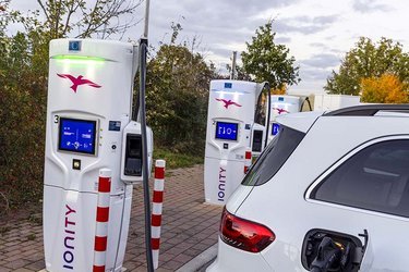 Alle elbiler fra Mercedes-EQ leveres med et ladekort til bl.a. Ionity, hvor man kan tanke gratis strøm i hele Europa det første år.