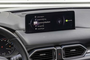 Skærmen er højt placeret, så du hurtigt kan få et overblik under køreturen. Desværre er den ikke trykfølsom under kørslen, hvilket ikke er intuitivt, når nu Apple CarPlay og Android Auto er blevet standard.