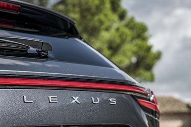 NX er første Lexus, hvor det anonyme logo bagpå er skiftet ud med en stor, selvsikker Lexus-signatur. Det ser mere moderne ud.