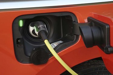 Batteriet i plugin-hybriden er på netto godt 10 kWh, hvilket tillader op til 50 km kørsel på el alene. Det kan lades op med en enkelt strømfase og op til 3,7 kW, hvilket giver en ladetid på lidt over tre timer.