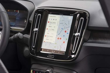 Skærmen i midten er ny og er nu baseret på Android og Google Automotive System. Det er et stort fremskridt, og bliver rigtig godt, når bilen inden længe også forstår dansk tale.