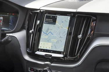 Navigationssystemet er cloud-baseret, og man logger ind via sin Google-konto. Derved har man et system, der langt hen ad vejen fungerer som Android Auto og Apple CarPlay.