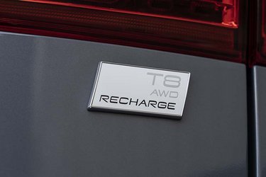T8 Recharge er navnet på den nye plugin-hybrid-serie fra Volvo. Navnet er dog ikke helt enkelt at forstå, for elbilerne hedder også Recharge …