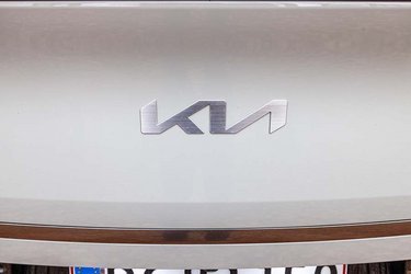 EV6 har fået Kias nye logo.