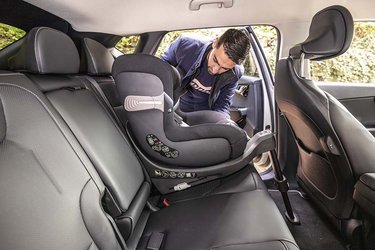 Autostole kan let placeres ved bagsædet, hvor den lange kabine giver god plads til bagudvendte stole. Der er isofixbeslag ved de to yderpladser.