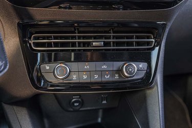 Opel holder fast i knapper til at betjene klimatisering af kabinen, i stedet for at lægge det ind i trykskærmen. Så du har eksempelvis knapper til sædevarme – det er rart. 