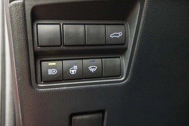 Her har Toyota samlet de knapper, som de ikke lige kunne finde plads til andre steder. Aktivering af elbagklap, ratvarme, automatisk op/nedblænding og forrudevarme. En knap-skraldespand. 
