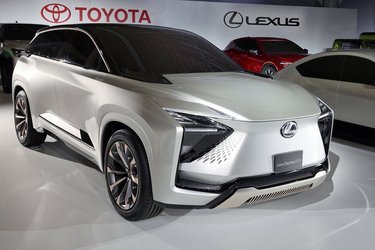 Lexus Electrfied SUV er en stor SUV – nok på størrelse med RX. Navnet kunne tolkes som om, det ikke er en ren batteri-elbil.
