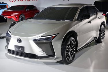 Lexus RZ  er en elektrisk SUV på RAV4-størrelse og el-fætter til Lexus NX. Kommer sidst i 2022