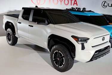 Toyota pickup ser ud til at være på størrelse med Hilux