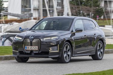 Designet skiller sig ud, både forhold til konkurrenterne og i forhold til BMW’s øvrige modeller. Mest i øjenfaldende er frontdesignet med de meget markante nyrer. 