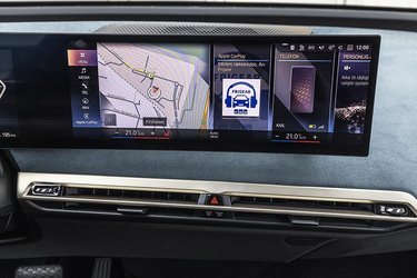 Trykskærmen er på 15” og er BMW’s seneste generation af iDrive. Det virker umiddelbart lidt mere rodet at finde rundt i end forrige generation.  