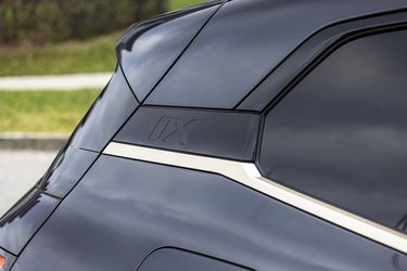 En af designdetaljerne er iX-logoet på den bagerste stolpe, her i sort kontrastfarve. Det er mere synligt på biler med mere farve på.  