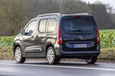 Opel Combo-e er en Berlingo-søster, og er dermed en stor og rummelig familiebil med skydedør i begge sider. Der er tale om en elbil med 136 hk og en rækkevidde på officielt 276 km.