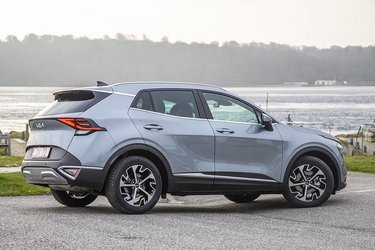 Den nye Kia Sportage er femte generation af den mellemstore SUV. Alt er fornyet; dog er der delvis genbrug af motorer. Hjulene fås i 17, 18 og 19 tommer.