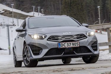 Kia Ceed SW har fået et mindre facelift og har også fået det nye Kia-logo på fronten. Bilen er en veludstyret model, men pladsmæssigt er den ikke imponerende.