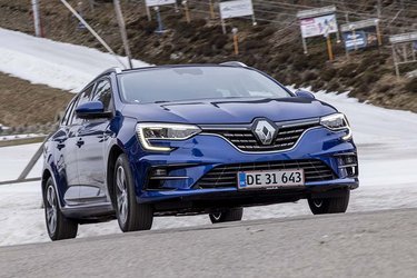 Megane fås som plugin hybrid i både femdørs udgaven og som stationcar (billedet).