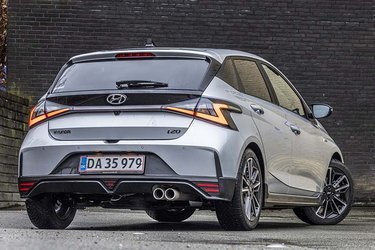 Det er mest de dobbelte udstødninger og 17”-fælgene, der afslører, at der er tale om N Line-versionen af Hyundai i20.