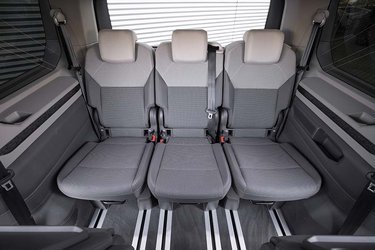 Allerbagerst sidder man lidt mere tæt end i de andre fire pladser i bilen. Men de tre sæder kan flyttes individuelt, og eksempelvis kan du ændre ryglænshældningen, hvis du ønsker det. 