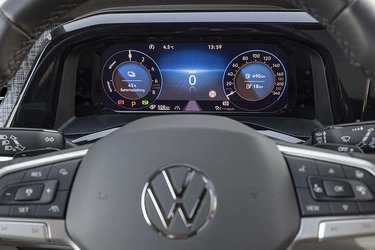 Der er digitale instrumenter, ligesom dem du finder i en VW Golf, og det giver mulighed for mange visninger af informationer. Her mærker man virkelig personvognspræget. 