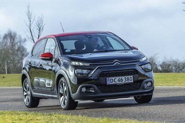 Citroën C3 fås i mange udgaver med flere farvekombinationer. Et rødt tag gør bilen unik.