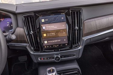 Skærmen i midten har fået nyt styresystem med Android-baserede apps og et Google-baseret navigationsanlæg. Det fungerer glimrende, og er et stort plus for bilen. I den nyeste version forstår systemet endda dansk.