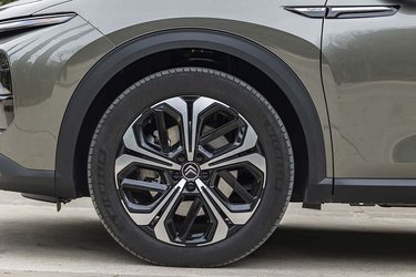 Det SUV-inspirerede design omfatter bl.a. sorte plastic-kanter rundt om hjulene. Sammen med en frihøjde på hele 19,4 cm giver det bilen et næsten barskt udseende, der retfærdiggør det lille X i navnet. Alle udgaver kører på 19-tommer hjul.