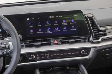 Alle menuer er på dansk, men desværre er der ikke trådløs Apple CarPlay eller Android Auto i denne udgave. Knap-panelet under skærmen har en dobbeltfunktion med enten styring af klimaanlægget eller navigations- og musikanlæg.