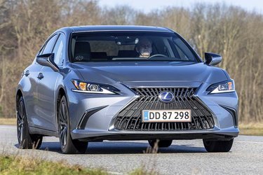 Lexus ES 300h er en firedørs sedan med en enorm front. Der er tale om en klassiske hybridbil, der i denne udgave koster lige over 600.000 kr.