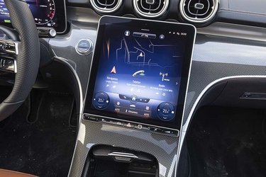 Den store skærm kan både vise Mercedes' egen navigation eller trådløs Android Auto eller Apple CarPlay. 