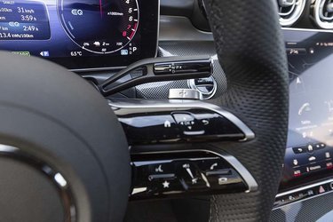 Mercedes har valgt trykfølsomme knapper på rattet. Det kræver lidt tilvænning fordi du ikke kan "mærke" hvornår du har trykket. 