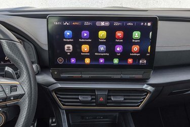 Skærmen i midten er på 12 tommer, og der er mulighed for at betjene Apple CarPlay trådløst (billedet) eller Android Auto alt efter hvilken telefon, man har.