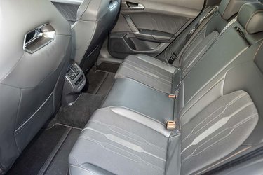 Der er udmærket plads ved bagsædet, og mellem forsæderne er der friskluftdyser og USB-C udtag til f.eks. mobiltelefoner. Der er isofix-beslag ved de to yderpladser.