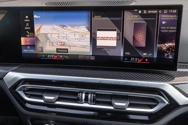 Der er både mulighed for trådløs Android Auto og Apple CarPlay i BMWs nyeste iDrive-system.  Skærmen er buet og på hele 15". 