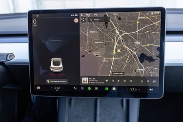 Denne skærm er essensen i at betjene en Model 3. Øverst til venstre kan du se hastigheden (0 km/t) og under det vises hvad der er omkring bilen, der kan du eksempelvis se andre biler, lastbiler, kegler, etc. 