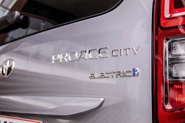Proace City Electric er Toyotas navn for den bil, der bl.a. også sælges som Citroën Berlingo. Forskellen ses særligt ved garantien på bilen, hvor Toyota yder op til 10 års serviceaktiveret garanti, mens en Berlingo blot har to års garanti.
