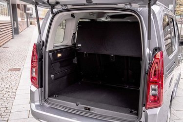 I udgaven med fem sæder er bagagerummet enormt og rummer hele 775 liter. Nok til selv pladskrævende børnefamilier. Hylden kan i øvrigt placeres i to niveauer, så man kan opdele det store rum på praktisk vis.