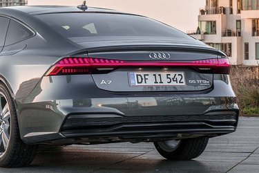 På bagklappen står 55 TFSI e, og det er et navn, der dækker over en toliters benzinmotor med tilhørende plugin-hybrid-teknologi med en samlet ydelse på 367 hk. Quattro er Audis navn for firehjulstræk.