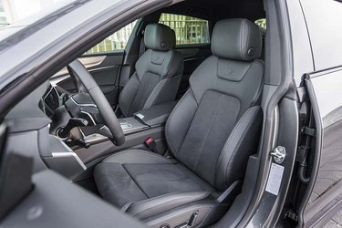 Som S line Edition er Audi A7 udstyret med lædersæder med eljustering og indprægede S-logo i ryggen. Justerbare hovedstøtter er ekstraudstyr til 2.380 kr.