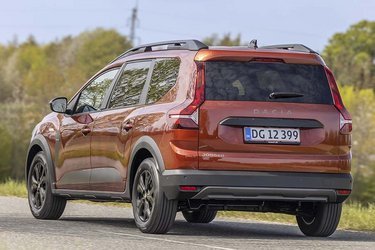 Baglygterne minder lidt om dem, der tidligere sad på Volvos herregårdsvogne. Men Dacia skulle hellere have kopieret Volvos sikkerhedsløsninger til deres biler. 