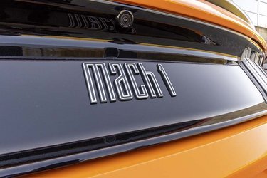 Mach 1-skiltet blev vist første gang på en konceptbil i slutningen af 60’erne og hentyder til lydens hastighed på 1.235 km/t. Men med en topfart på 267 km/t er Mustang Mach 1 langt fra. 