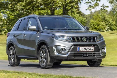 Suzuki Vitara fås nu i en hybridudgave, hvor en 1.6-liters benzinmotor arbejder sammen med en sekstrins gearkasse af den type, hvor en skifterobot sørger for at håndtere alle gearskiftene. Det fungerer overraskende godt.