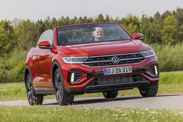 Når kalechen er nede, kan du køre, uden at der er for meget vindturbulens eller larm i kabinen. Kalechen kan betjenes elektrisk op til 30 km/t.