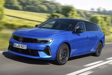 Opel Astra Sports Tourer er kommet til verden med mærkets nye, skarpe frontdesign. Topmodellerne har en ny generation af Stellantis-gruppens avancerede matrix-lygter. 